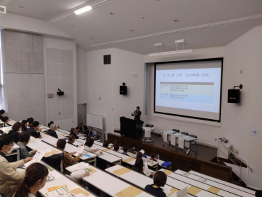 SUAC文化政策学部生の就職活動状況をご家族に説明している様子